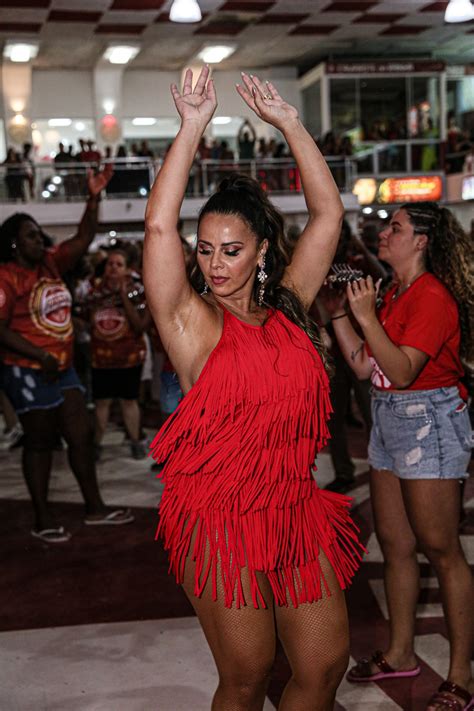 Com o marido, Viviane Araujo usa look poderoso no Prêmio